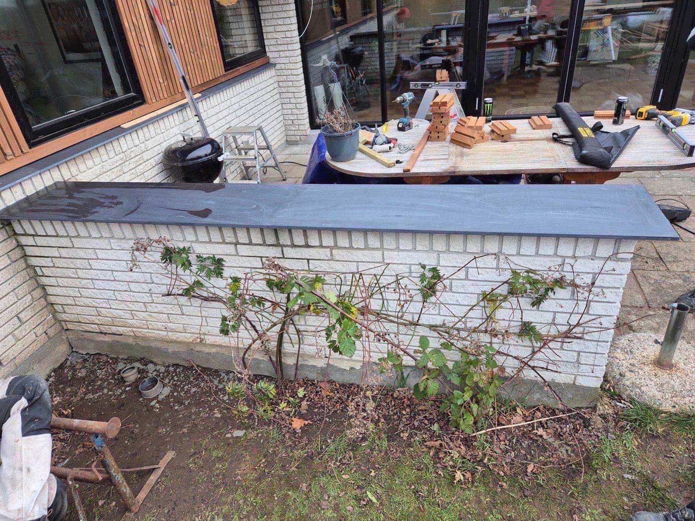 Muret havemur i lyse sten med ensartet udtryk
